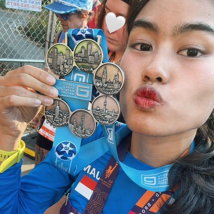 <p>"Six Star Finisher putri termuda di Indonesia &amp; pelari maraton sub-4," tulis Namira lewat Instagramnya, pada Selasa (04/11/2025). Ia diketahui pernah mengikuti maraton dunia di London, Tokyo, hingga Berlin. (Foto: Instagram @namiradjani)</p>