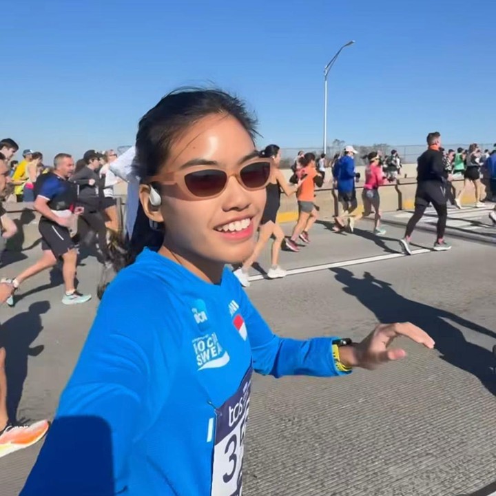 <p>Namira juga membagikan kisah perjuangannya selama mengikuti marathon di New York. Ia mengaku sudah menjalani latihan fisik dan mental secara rutin, Bunda. &ldquo;Kursusnya sangat sulit!! Banyak tanjakan panjang &amp; 5km terakhir sangat berbukit. Karena itu, ada yang bilang NYC bukan tempat untuk PB, tapi saya melakukannya. Tidak ada manusia yang terbatas memang, tentunya dengan latihan fisik (dan mental juga) yang rutin,&rdquo; ujar Namira. (Foto: Instagram @namiradjani)</p>