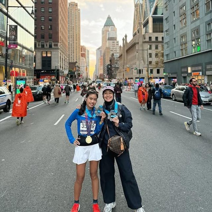 <p>Ternyata, semangat Namira untuk mengikuti ajang ini terinspirasi dari sang ibunda, Alya Rohali, yang juga dikenal gemar berlari, Bunda. Dalam kesempatan kali ini, Namira tampak&nbsp;didampingi sang ibunda&nbsp;untuk berpartisipasi di New York Marathon. (Foto: Instagram @namiradjani)</p>