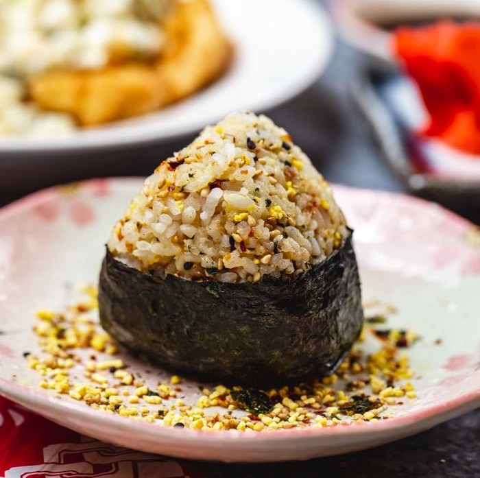 Onigiri Tuna Mayo, Salad Rumput Laut, dan Edamame menghadirkan kombinasi rasa gurih, segar, dan kaya protein yang membuat waktu makan siang jadi lebih menyenangkan. Menu bekal ini bukan hanya lezat, tapi juga pilihan sehat anti monoton yang menjaga energi tetap stabil sepanjang hari.