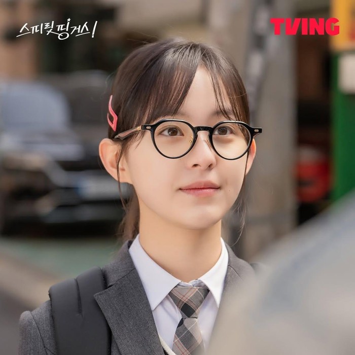 Dalam drama Korea Spirit Fingers, Park Ji Hu memerankan Song Woo Yeon, siswi SMA pemalu yang mulai memperoleh kepercayaan dirinya usai bergabung dalam klub seni 'Spirit Fingers'.