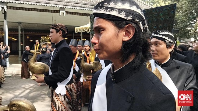 Warga Solo memenuhi kanan dan kiri jalan yang dilewati oleh arak-arakan kereta yang membawa jenazah Raja Keraton Surakarta, Sri Susuhunan Pakubuwono XIII.