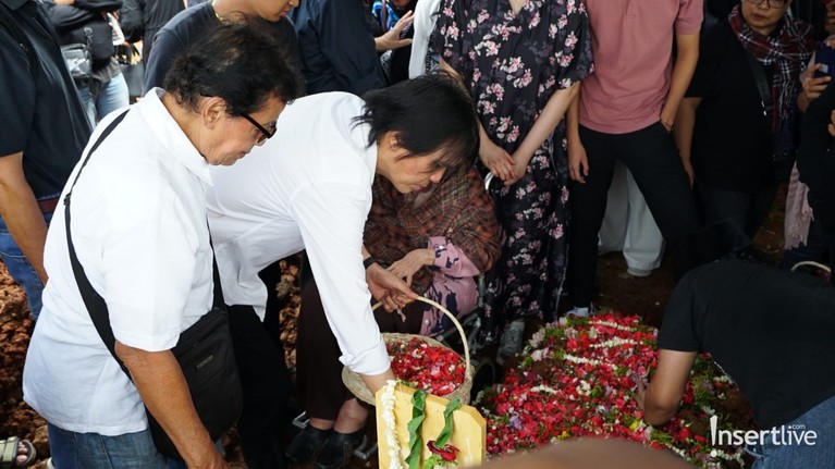 Pemakaman Musisi Senior Totok Sardjan Mertua Once Mekel