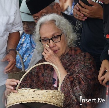 60 Tahun Bersama, 7 Potret Henny Purwonegoro Antar Totok Sardjan ke Peristirahatan Terakhir