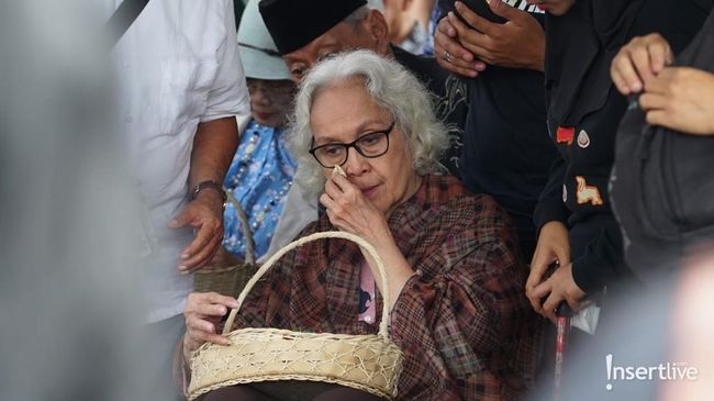 60 Tahun Bersama, 7 Potret Henny Purwonegoro Antar Totok Sardjan ke Peristirahatan Terakhir