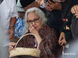 60 Tahun Bersama, 7 Potret Henny Purwonegoro Antar Totok Sardjan ke Peristirahatan Terakhir