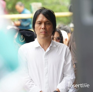 7 Potret Pemakaman Musisi Senior Totok Sardjan Mertua Once Mekel Penuh Air Mata