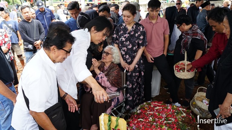 Pemakaman Musisi Totok Sardjan Mertua Once Mekel