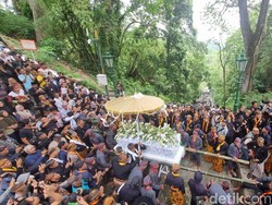 Warga Menyemut Antar Jenazah Paku Buwono XIII ke Kedaton PB X di Imogiri