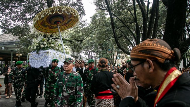 Jenazah Raja Keraton Surakarta, SISKS Pakubuwono (PB) XIII tiba di lokasi pemakaman, Pajimatan Imogiri, Bantul, DIY, Rabu (5/11) siang.