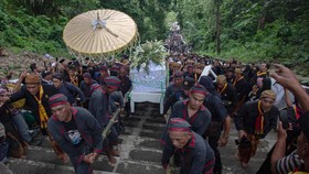 FOTO: Mengantar Pakubuwono XIII ke Peristirahatan Terakhir