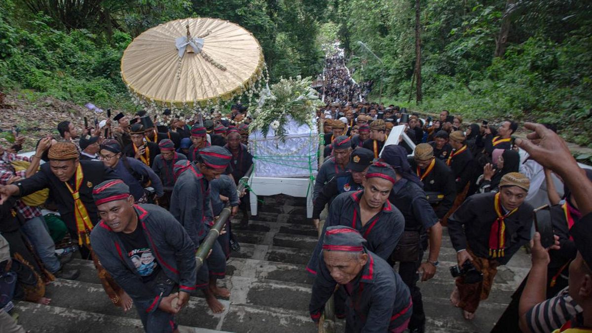 Foto: Mengantar Pakubuwono Xiii Ke Peristirahatan Terakhir