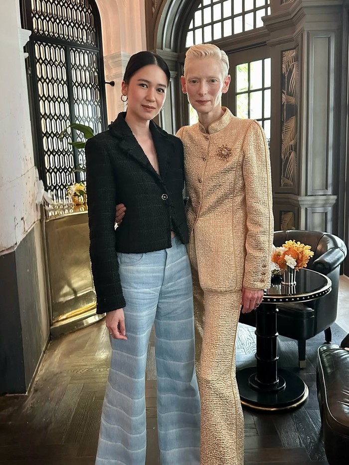 Penampilan Laura Basuki dan Tilda Swinton Hadiri Show Chanel Cruise 2025/2026 di Singapura