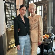 Pesona Laura Basuki saat Bertemu Tilda Swinton di Singapura, Kompak Pakai Chanel!
