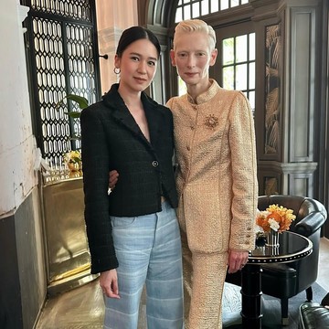 Pesona Laura Basuki saat Bertemu Tilda Swinton di Singapura, Kompak Pakai Chanel!