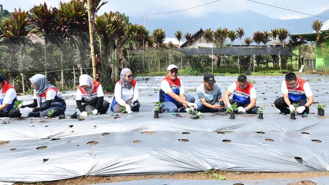 Pertamina menegaskan, keberlanjutan ini bukan hanya soal lingkungan, tetapi juga mencakup aspek ekonomi dan sosial yang saling berkaitan.