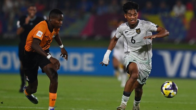 Evandra Florasta meminta maaf setelah Timnas Indonesia U-17 kalah 1-3 dari Zambia dalam pertandingan pertama Piala Dunia U-17 2025, Selasa (4/11).