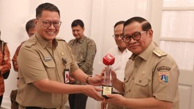 Gubernur DKI Pramono Anung Resmi Terima Piala CNN Indonesia Award