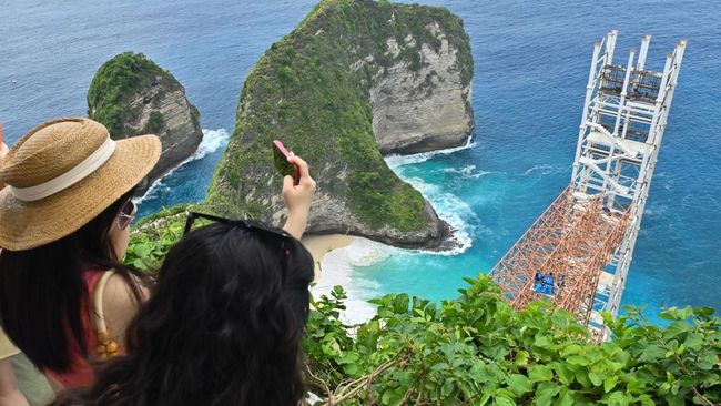 Lift kaca tersebut diklaim tidak memenuhi standar keamanan. Selain itu dibangunnya lift kaca ini dapat mengancam kelestarian kawasan Pantai Kelingking.