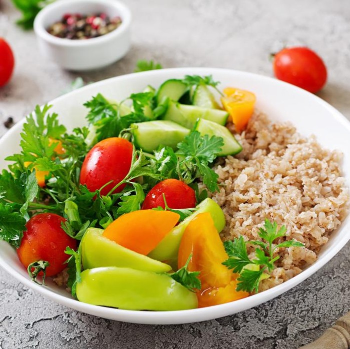 Quinoa bowl adalah pilihan bekal siang yang lezat dan penuh warna, memadukan sumber protein nabati dengan sayuran segar dan dressing ringan. Menu ini bukan hanya menyehatkan, tapi juga anti monoton karena bisa dikreasikan dengan berbagai topping sesuai selera.