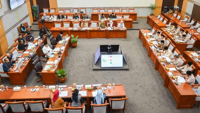 Suasana rapat kerja Komisi VIII DPR bersama Kementerian Haji dan Umrah di Kompleks Parlemen, Senayan, Jakarta, Rabu (5/11/2025). Dalam rapat tersebut Kementerian Haji dan Umrah menjadwalkan pelunasan Biaya Perjalanan Ibadah Haji (Bipih) tahun 1447 H/