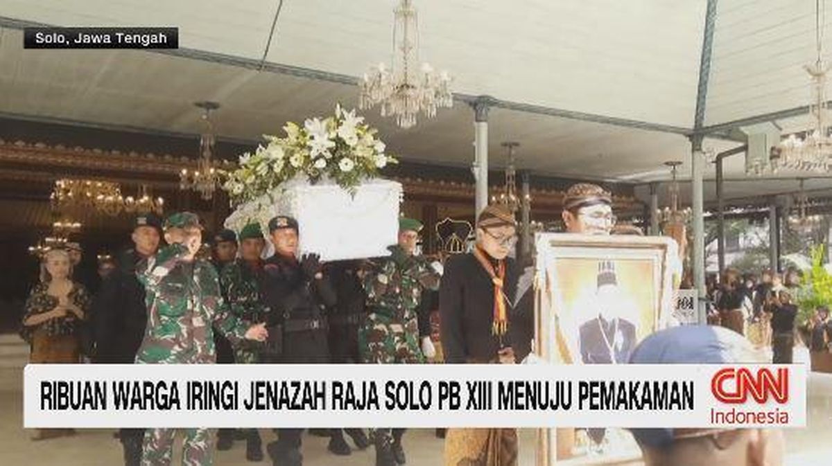 VIDEO: Ribuan Warga Iringi Jenazah Raja Solo PB XIII Menuju Pemakaman