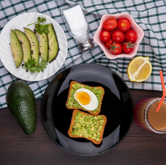 Roti gandum, telur orak-arik sayur, dan alpukat adalah perpaduan sempurna untuk bekal siang yang lezat sekaligus menyehatkan. Kombinasi ini tak hanya mengenyangkan, tetapi juga memberikan sensasi segar dan anti monoton bagi kamu yang ingin tetap bertenaga di tengah padatnya aktivitas.