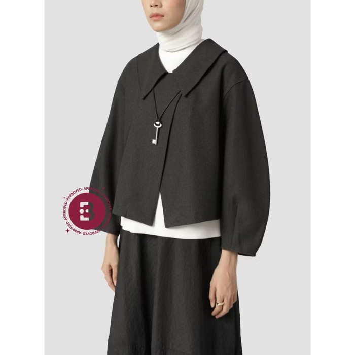 Outer ini mencuri perhatian dengan detail kerah overlap dan asimetris cutting di bagian depan. Selain itu, outer ini memiliki siluet curve pada lengan menyerupai 'petal', dan semi crop look untuk meng-highlight waistline (sampai area pinggang).