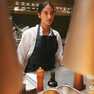 Jadi Chef Lulusan Le Cordon Bleu Paris, 7 Pesona 'Dingin' Sabrina Alatas saat Memasak