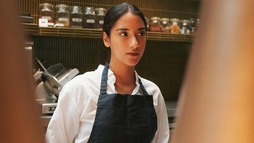 Highlight Dunia Hiburan InsertLive : Jadi Chef Lulusan Le Cordon Bleu Paris, 7 Pesona Dingin Sabrina Alatas saat Memasak