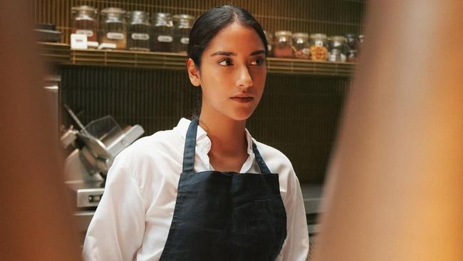 Jadi Chef Lulusan Le Cordon Bleu Paris, 7 Pesona Dingin Sabrina Alatas saat Memasak
