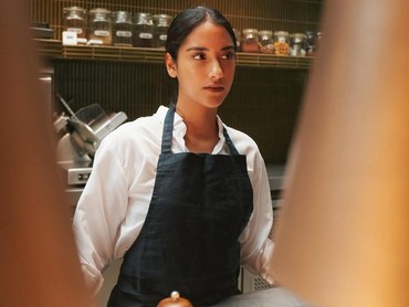 Jadi Chef Lulusan Le Cordon Bleu Paris, 7 Pesona 'Dingin' Sabrina Alatas saat Memasak