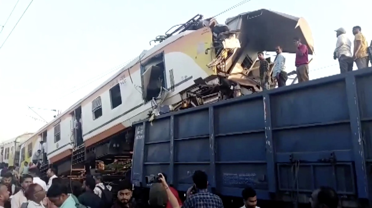 Tabrakan Kereta Ekspres dan Kereta Mogok, 335wna Tewas