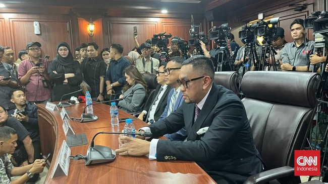 Mahkamah Kehormatan Dewan (MKD) DPR memutuskan Ahmad Sahroni dinonaktifkan sebagai anggota DPR selama enam bulan