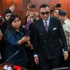Anggota DPR nonaktif Ahmad Sahroni (tengah) bersiap mengikuti sidang putusan kasus dugaan pelanggaran kode etik anggota DPR nonaktif di Mahkamah Kehormatan Dewan (MKD) DPR, Kompleks Parlemen, Senayan, Jakarta, Rabu (5/11/2025). Mahkamah Kehormatan De