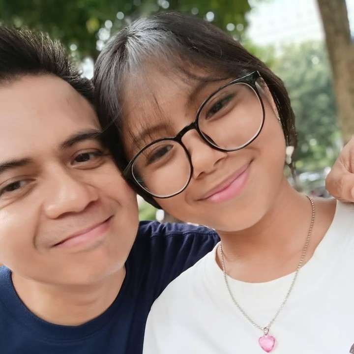 <p>Seperti sang ayah, Nara memiliki bakat tersembunyi di bidang seni. Perempuan 17 tahun ini jago membuat gambar ilustrasi, Bunda. Setahun lalu, Nara diketahui pernah dipercaya membuat <em>artwork</em> untuk lagu ayahnya yang berjudul <em>Aku Kuat Kau Hebat</em>. (Foto: Instagram @sigitwardana)</p>