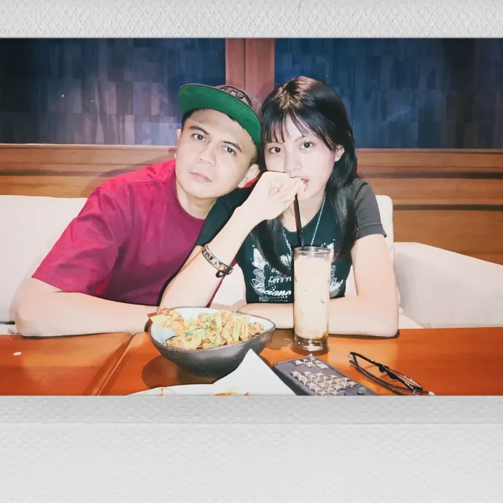 <p>Banyak netizen terkejut lantaran Nara kini sudah tumbuh menjadi gadis cantik, Bunda. Tak hanya itu, paras Nara yang cantik juga mencuri perhatian. Banyak netizen memuji paras cantik Nara dan potret awet muda Sigit yang disebut lebih cocok menjadi sahabat putrinya. "Ampun gk keliatan anaknya lho.. ini mh kayak <em>bestie</em> seumuran," tulis akun @le***. "Waduh anaknya Uda 17thn aja bang sigit," ujar @ta***. (Foto: Instagram @sigitwardana)</p>