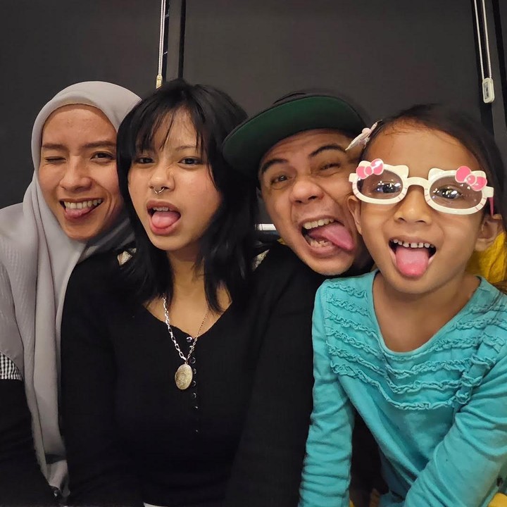 <p>Bunda masih ingat dengan vokalis grup band Base Jam, Sigit Wardana? Saat ini, Sigit tengah sibuk menjalani karier solo bermusik dan menjalani peran sebagai ayah dua anak dari pernikahannya dengan Trya Hadiati. (Foto: Instagram @sigitwardana)</p>