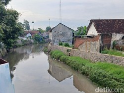 Warga Pasuruan Banyak yang Buang Sampah ke Sungai, Ada Kasur-Styrofoam