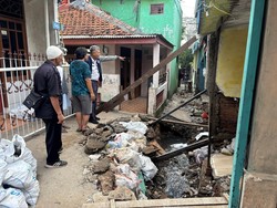 Video: Tanah Ambles di Jaktim, Ternyata Warga Bikin Tembok di Atas Drainase
