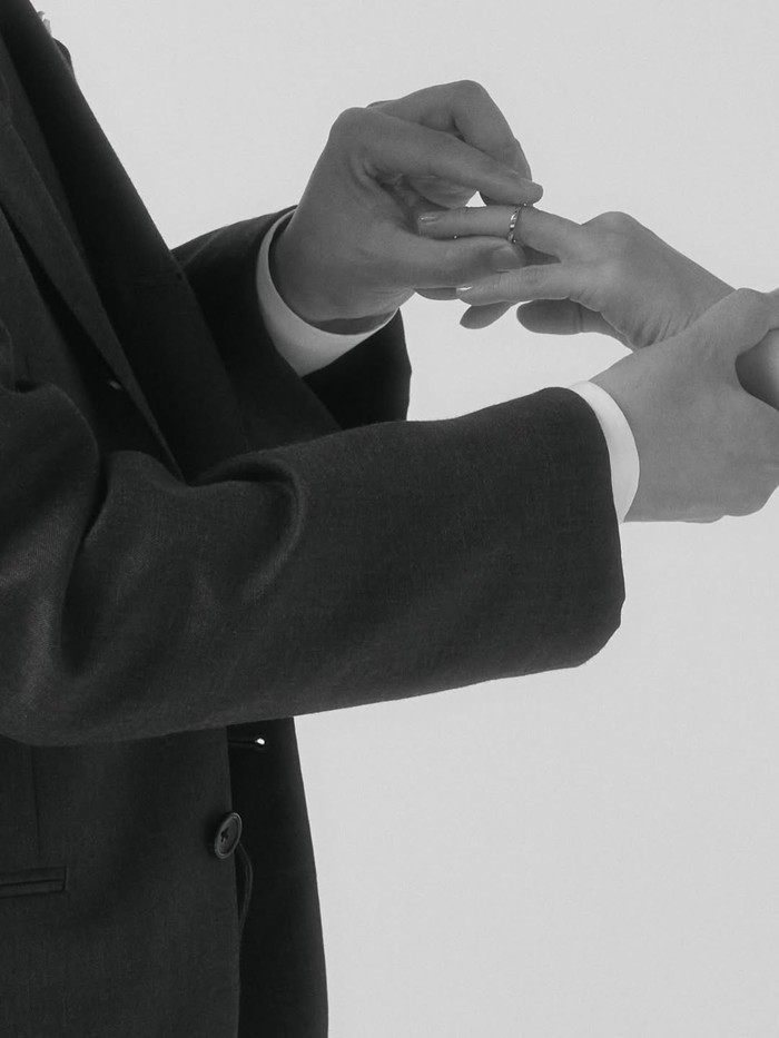 Terakhir, Eunjung memperlihatkan sedikit postur calon suaminya di foto pre-wedding yang mengambil close-up tangan mempelai pria menyematkan cincin di jari manis. Selamat menempuh hidup baru untuk Eunjung dan pasangan!./ Foto: instagram.com/eunjung.hahm