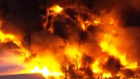 Detik-detik Pesawat Kargo Jatuh dan Terbakar Hebat di Kentucky AS