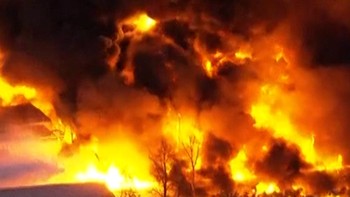 Detik-detik Pesawat Kargo Jatuh dan Terbakar Hebat di Kentucky AS