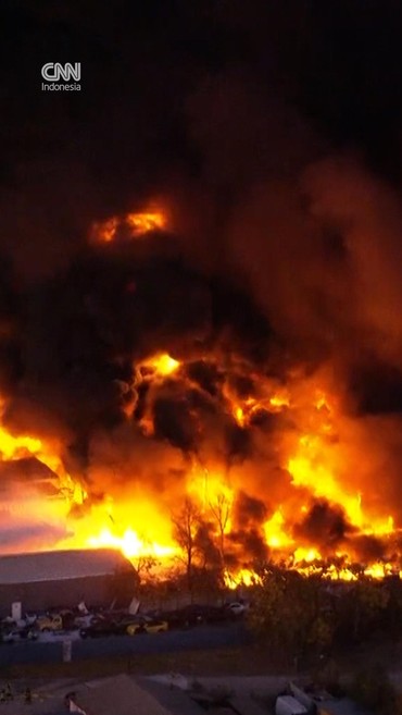 Detik-detik Pesawat Kargo Jatuh dan Terbakar Hebat di Kentucky AS