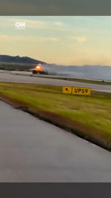 Penampakan Mesin Pesawat Kargo UPS Terbakar sebelum Jatuh di Kentucky