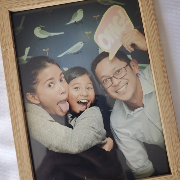 <p>Musisi Titi Radjo Padmaja merupakan Bunda dari dua anak. Baru-baru ini, anak pertamanya yang bernama Miyake Keinaka, merayakan ulang tahun ke-20. Miyake yang lahir pada 4 November 2005 adalah anak Titi dari pernikahan yang berakhir cerai dengan musisi Sri Aksan Sjuman. Titi sendiri sudah menikah lagi dengan pria bernama Adrianto Djokosoetono. (Foto: Instagram @titiradjopadmaja)</p>