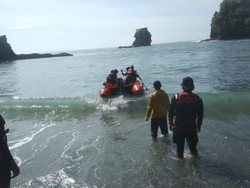 Polres Malang dan Tim SAR Gabungan Lanjutkan Pencarian Ibu dan Anak Hanyut