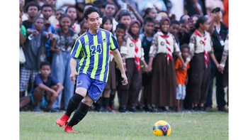 FOTO: Aksi Gibran Gocek Gubernur Papua Barat, Tiga Kali Cetak Gol