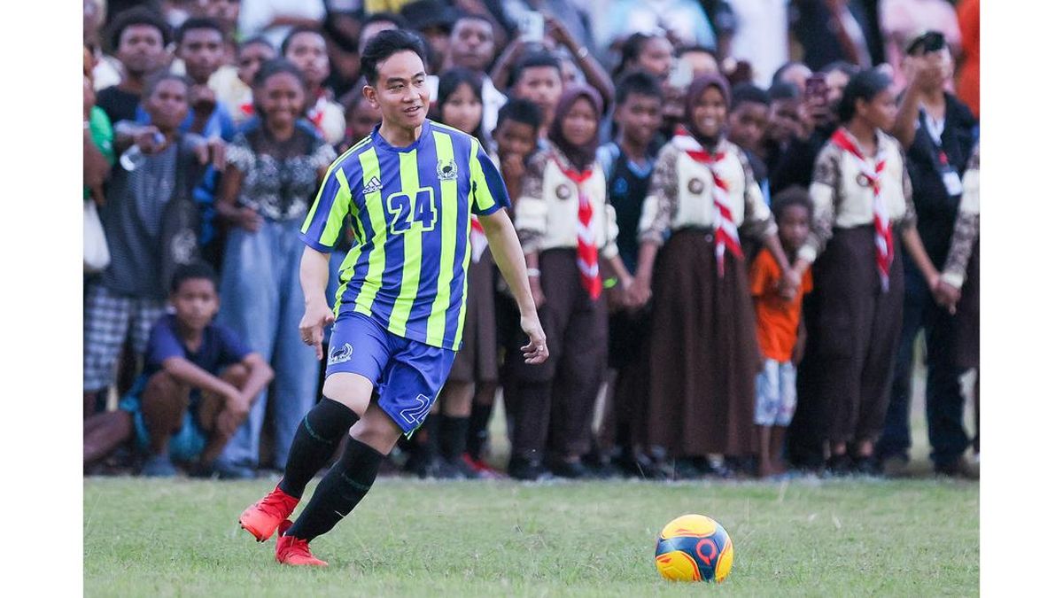 Foto: Aksi Gibran Gocek Gubernur Papua Barat, Tiga Kali Cetak Gol