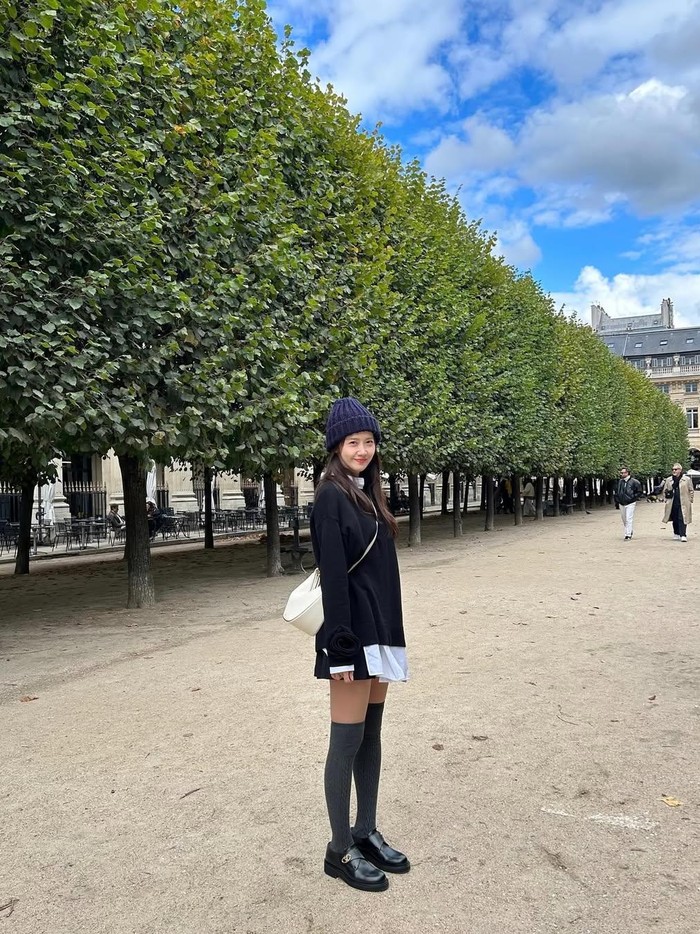 Yoona Girls' Generation memamerkan layering outfit style yang didominasi warna hitam. Idol-aktris satu ini mengenakan mini skirt, platform shoes, kemeja, serta sweatshirt yang sangat cocok untuk nuansa sweater weather!'/ Foto: instagram.com/yoona__lim